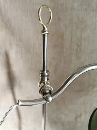 Lampe d'atelier en laiton chromé avec abat - jour en tôle émaillée