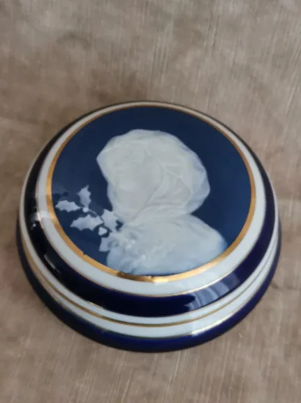 No - 231 - Boîte coffret bonbonnière en porcelaine de Camille Tharaud