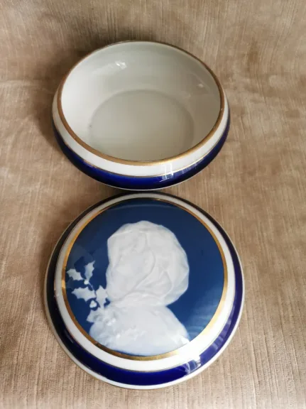 No - 231 - Boîte coffret bonbonnière en porcelaine de Camille Tharaud