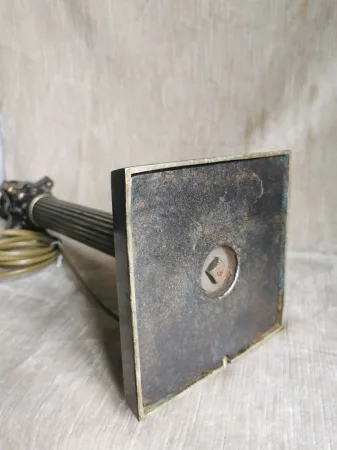 Paire de pieds de lampes en bronze patiné