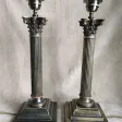 Paire de pieds de lampes en bronze patiné