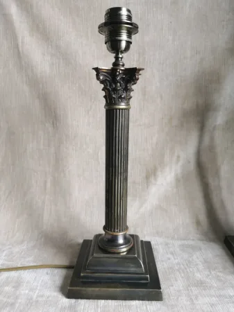 Paire de pieds de lampes en bronze patiné