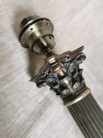Paire de pieds de lampes en bronze patiné
