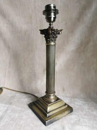Paire de pieds de lampes en bronze patiné