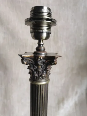 Paire de pieds de lampes en bronze patiné