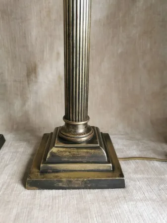 Paire de pieds de lampes en bronze patiné