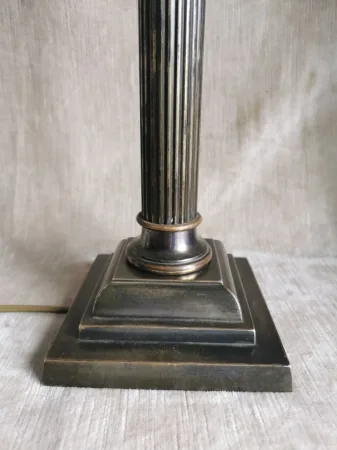 Paire de pieds de lampes en bronze patiné