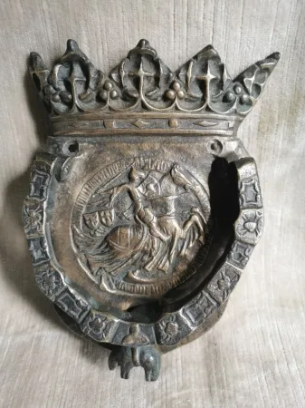 Heurtoir en bronze couronne et chevalier