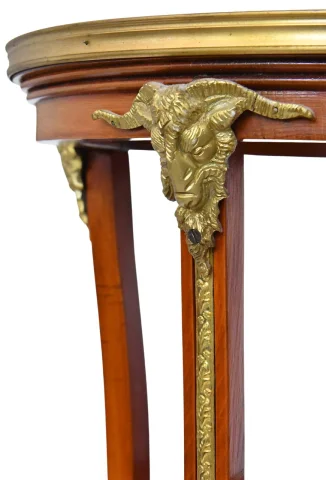 Guéridon à décor de têtes de béliers — Bon état