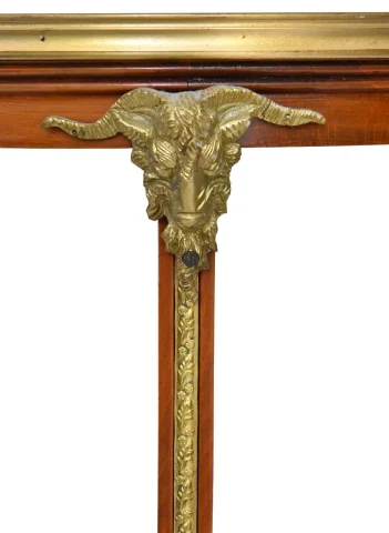 Guéridon à décor de têtes de béliers — Bon état