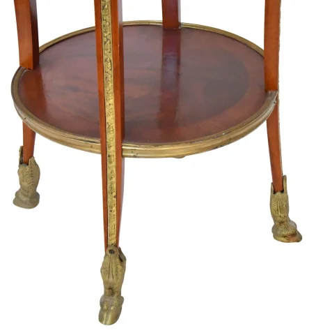 Guéridon à décor de têtes de béliers — Bon état