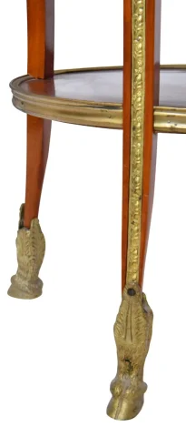 Guéridon à décor de têtes de béliers — Bon état