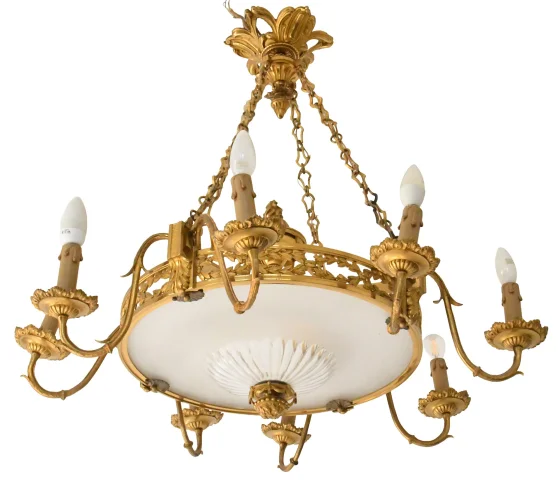 Achtarmiger Kronleuchter im Louis-XVI-Stil aus vergoldetem Bronze und Glas — Guter Zustand