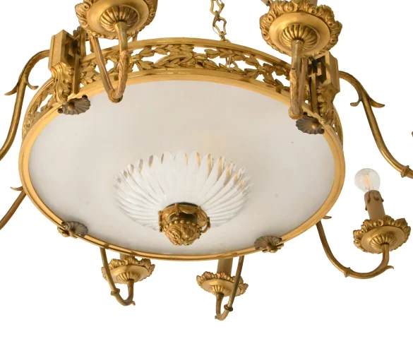 Achtarmiger Kronleuchter im Louis-XVI-Stil aus vergoldetem Bronze und Glas — Guter Zustand