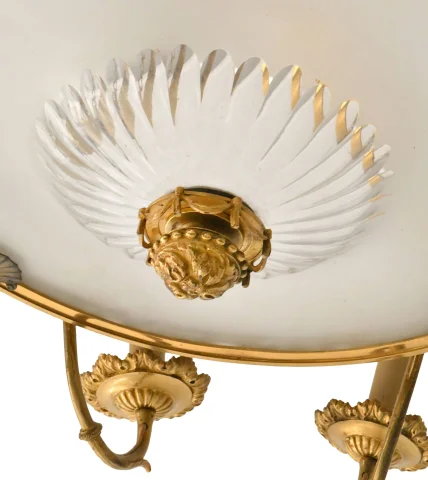 Achtarmiger Kronleuchter im Louis-XVI-Stil aus vergoldetem Bronze und Glas — Guter Zustand
