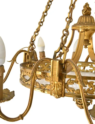 Achtarmiger Kronleuchter im Louis-XVI-Stil aus vergoldetem Bronze und Glas — Guter Zustand