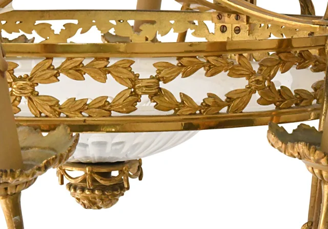 Achtarmiger Kronleuchter im Louis-XVI-Stil aus vergoldetem Bronze und Glas — Guter Zustand