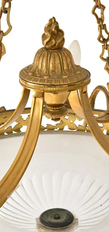 Achtarmiger Kronleuchter im Louis-XVI-Stil aus vergoldetem Bronze und Glas — Guter Zustand