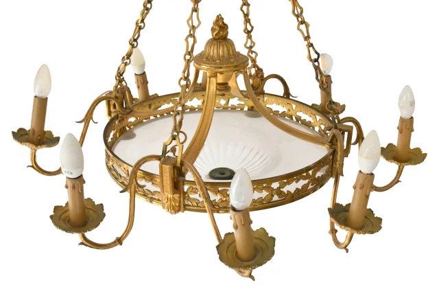 Achtarmiger Kronleuchter im Louis-XVI-Stil aus vergoldetem Bronze und Glas — Guter Zustand