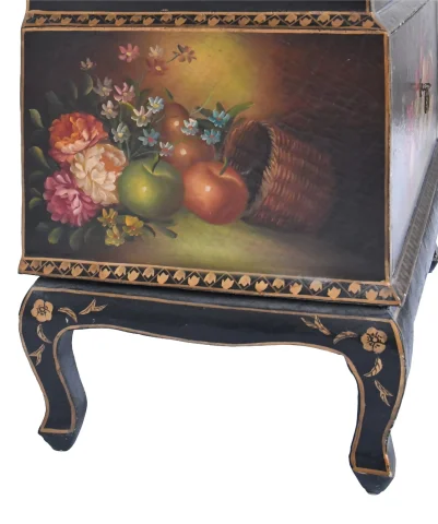 Chiffonnier im Louis-XV-Stil mit reichem Maldekor — Befriedigender Zustand