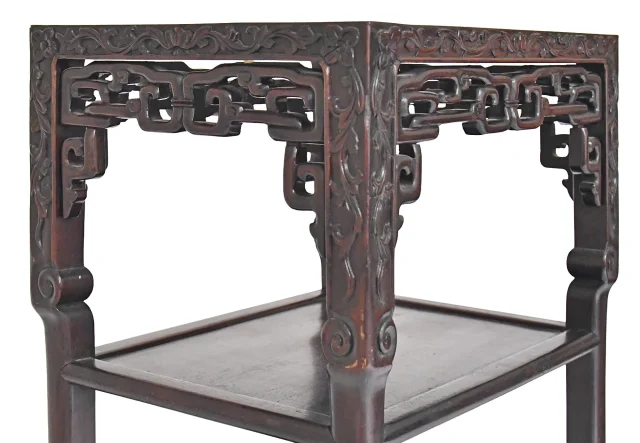 Table d'appoint Chine en bois sculptée — Bon état