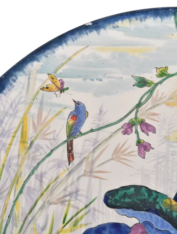 Large faience dish decorated with a parrot — Very good condition