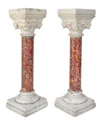 Par de columnas en mármol Brocatela y piedra con capitel corintio