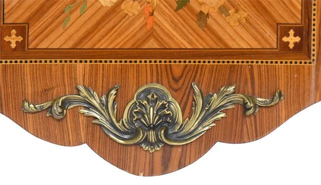 Transition-style marquetry commode — Good condition