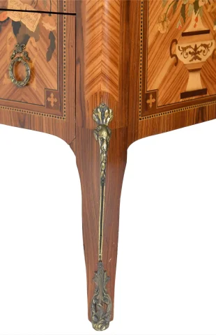Transition-style marquetry commode — Good condition