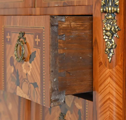 Transition-style marquetry commode — Good condition