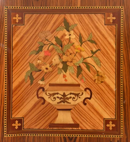 Transition-style marquetry commode — Good condition