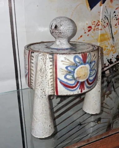 Boîte couverte tripode en céramique – Atelier Le Mûrier a Vallauris — Excellent état