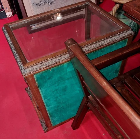 Rare Vitrine de comptoir / vitrine d'exposition en noyer — Très bon état