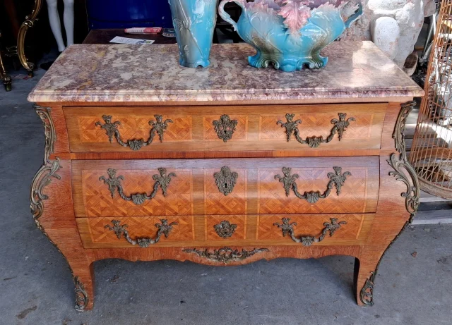 Commode tombeau路易十五风格，镶嵌细工与大理石 — 一般