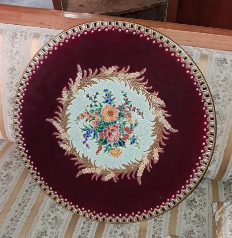 Immense plat décoratif en émaux de Longwy – Décor Maintenon — Très bon état
