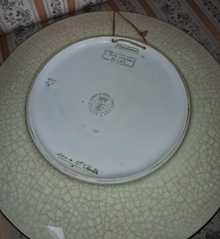 Immense plat décoratif en émaux de Longwy – Décor Maintenon — Très bon état