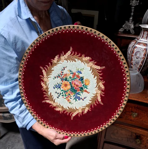 Immense plat décoratif en émaux de Longwy – Décor Maintenon — Très bon état