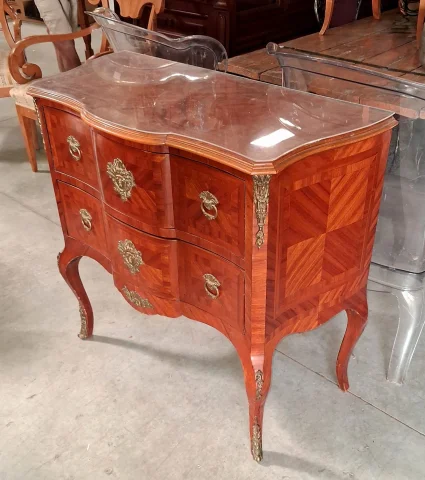 Commode sauteuse galbée de style Louis XV en marqueterie et bronzes dorés — Bon état