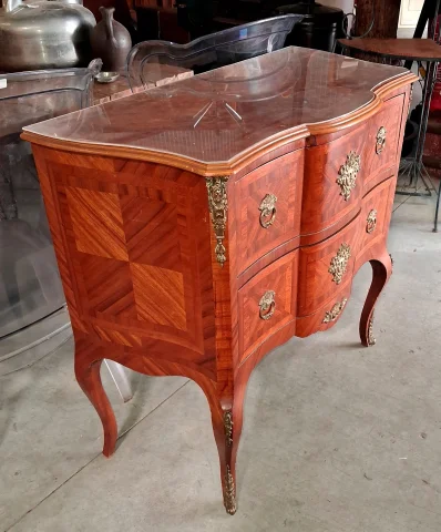Commode sauteuse galbée de style Louis XV en marqueterie et bronzes dorés — Bon état