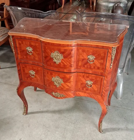 Commode sauteuse galbée de style Louis XV en marqueterie et bronzes dorés — Bon état