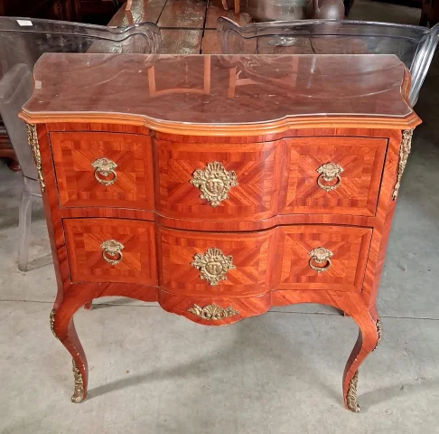 Commode sauteuse galbée de style Louis XV en marqueterie et bronzes dorés — Bon état