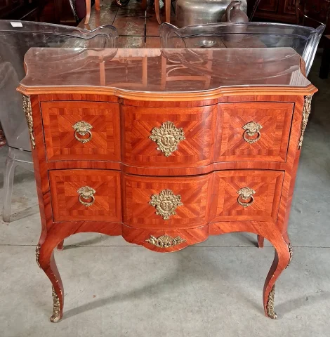 Commode sauteuse galbée de style Louis XV en marqueterie et bronzes dorés — Bon état