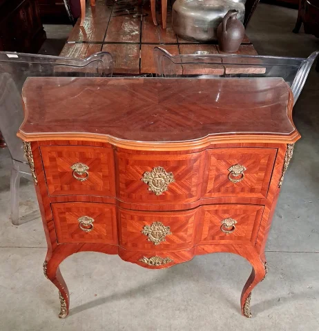Commode sauteuse galbée de style Louis XV en marqueterie et bronzes dorés — Bon état