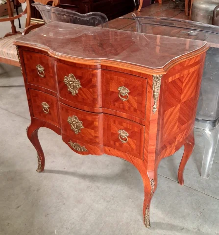 Commode sauteuse galbée de style Louis XV en marqueterie et bronzes dorés — Bon état