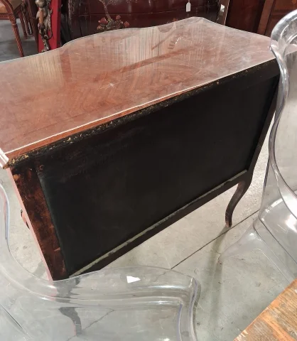 Commode sauteuse galbée de style Louis XV en marqueterie et bronzes dorés — Bon état