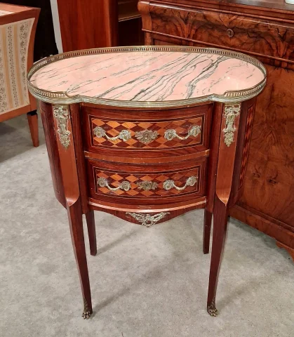 Commode sauteuse de forme rognon en marqueterie, marbre rose et bronzes – Style Louis XV — Très bon état