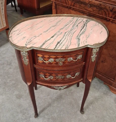 Commode sauteuse de forme rognon en marqueterie, marbre rose et bronzes – Style Louis XV — Très bon état