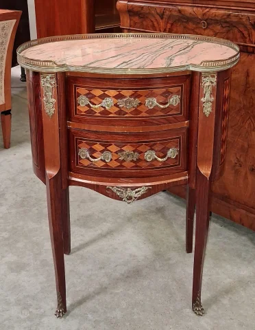 Commode sauteuse de forme rognon en marqueterie, marbre rose et bronzes – Style Louis XV — Très bon état