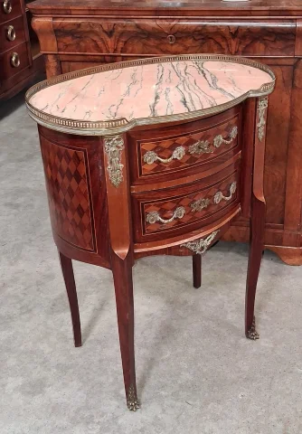 Commode sauteuse de forme rognon en marqueterie, marbre rose et bronzes – Style Louis XV — Très bon état