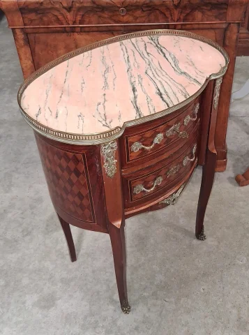 Commode sauteuse de forme rognon en marqueterie, marbre rose et bronzes – Style Louis XV — Très bon état